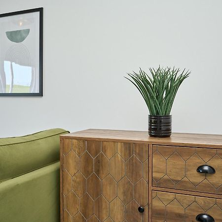 Spacious 1 Bed Apt - Stunning Views & Private Parking - 5 Mins To Beach - Dog Friendly - Close To Ventnor, Shanklin & Sandown - Ideal For Friends, Families & Business Travellers - Sleeps Up To 4 Guests - Managed By "Greenstay Serviced Accommodation" Bonchurch Zewnętrze zdjęcie