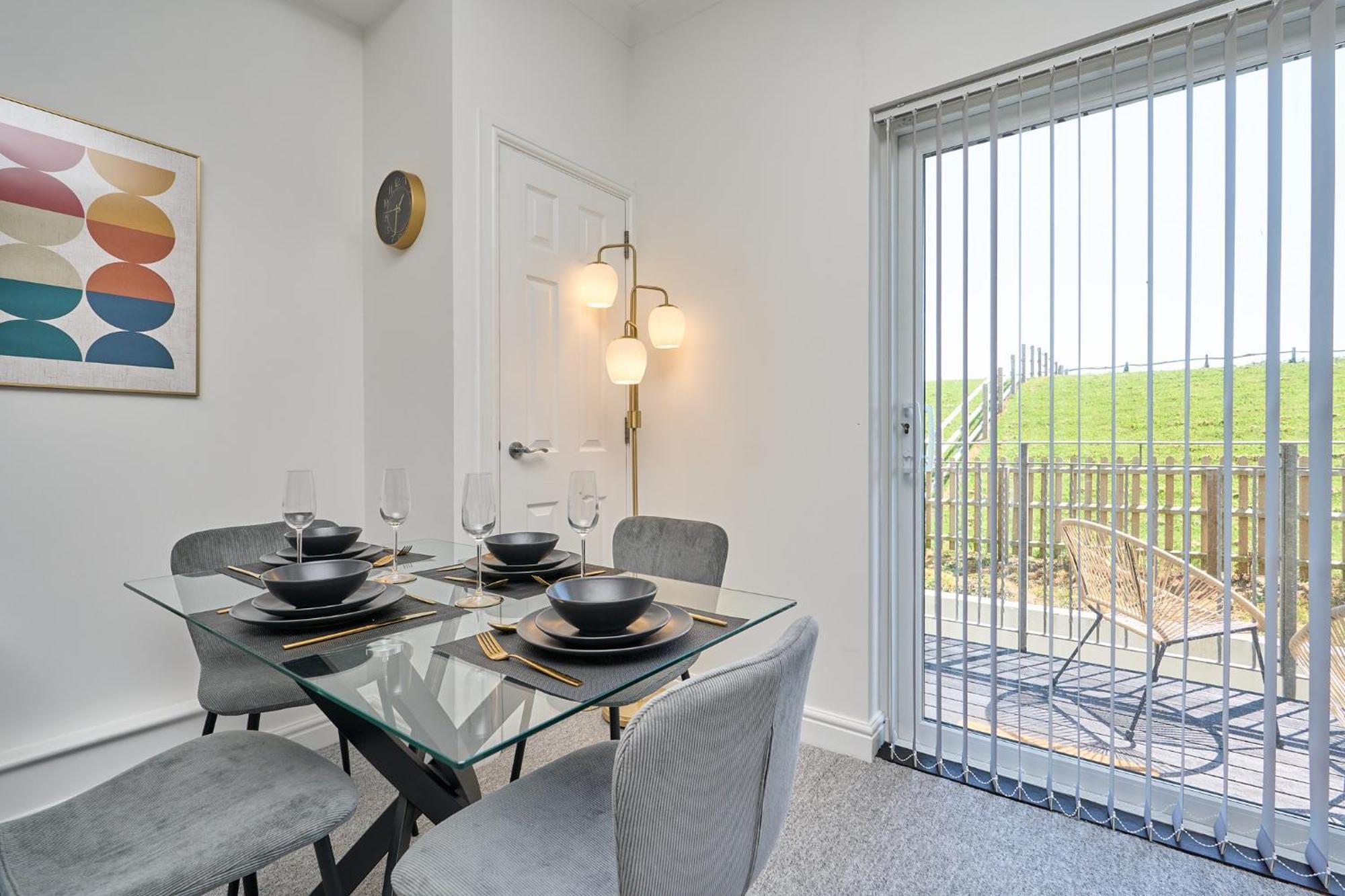 Spacious 1 Bed Apt - Stunning Views & Private Parking - 5 Mins To Beach - Dog Friendly - Close To Ventnor, Shanklin & Sandown - Ideal For Friends, Families & Business Travellers - Sleeps Up To 4 Guests - Managed By "Greenstay Serviced Accommodation" Bonchurch Zewnętrze zdjęcie