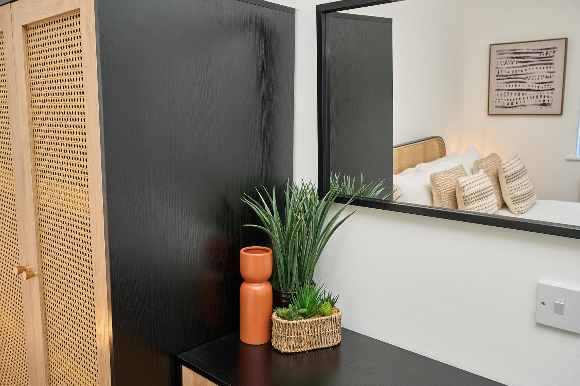 Spacious 1 Bed Apt - Stunning Views & Private Parking - 5 Mins To Beach - Dog Friendly - Close To Ventnor, Shanklin & Sandown - Ideal For Friends, Families & Business Travellers - Sleeps Up To 4 Guests - Managed By "Greenstay Serviced Accommodation" Bonchurch Zewnętrze zdjęcie