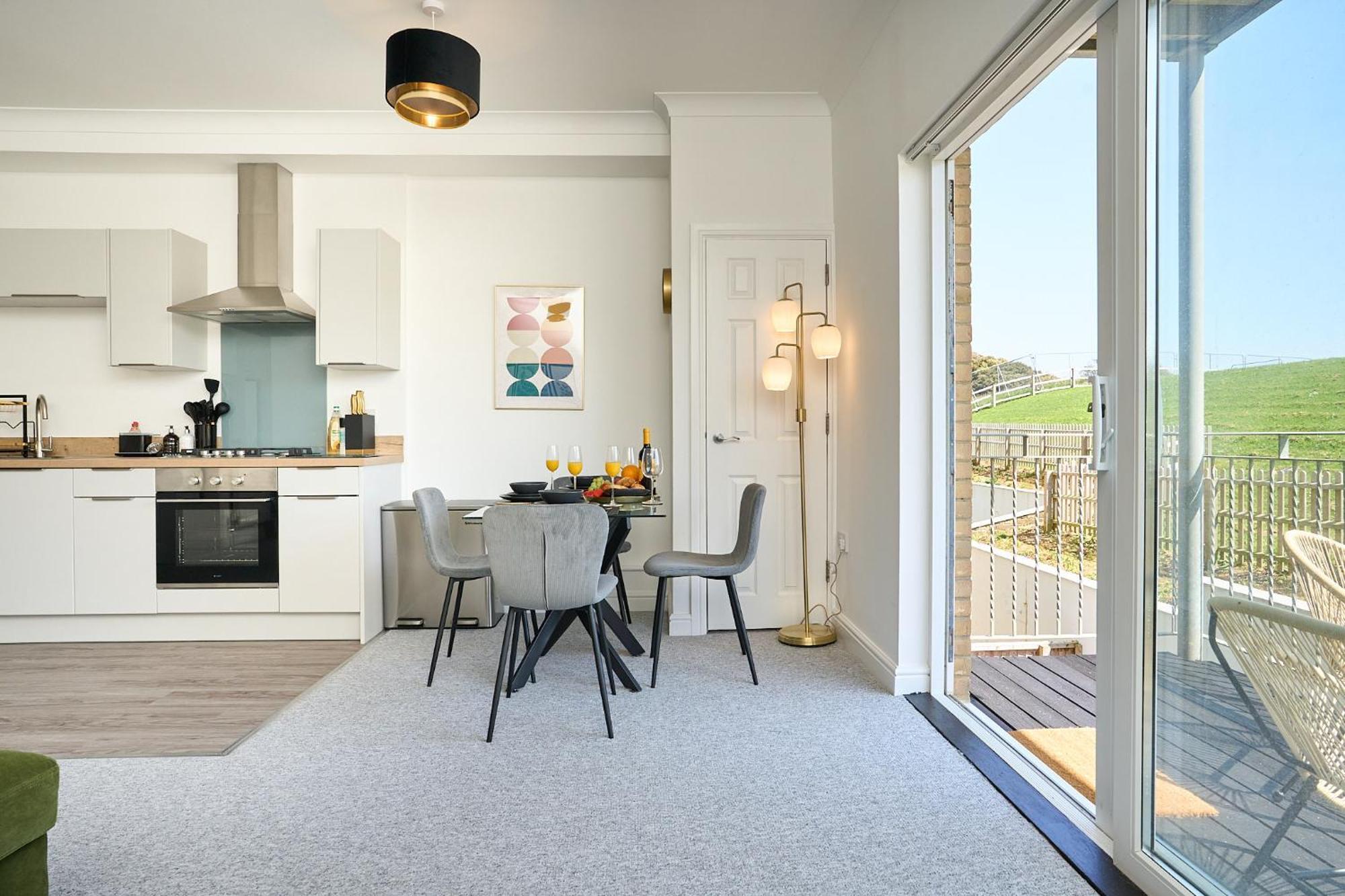 Spacious 1 Bed Apt - Stunning Views & Private Parking - 5 Mins To Beach - Dog Friendly - Close To Ventnor, Shanklin & Sandown - Ideal For Friends, Families & Business Travellers - Sleeps Up To 4 Guests - Managed By "Greenstay Serviced Accommodation" Bonchurch Zewnętrze zdjęcie