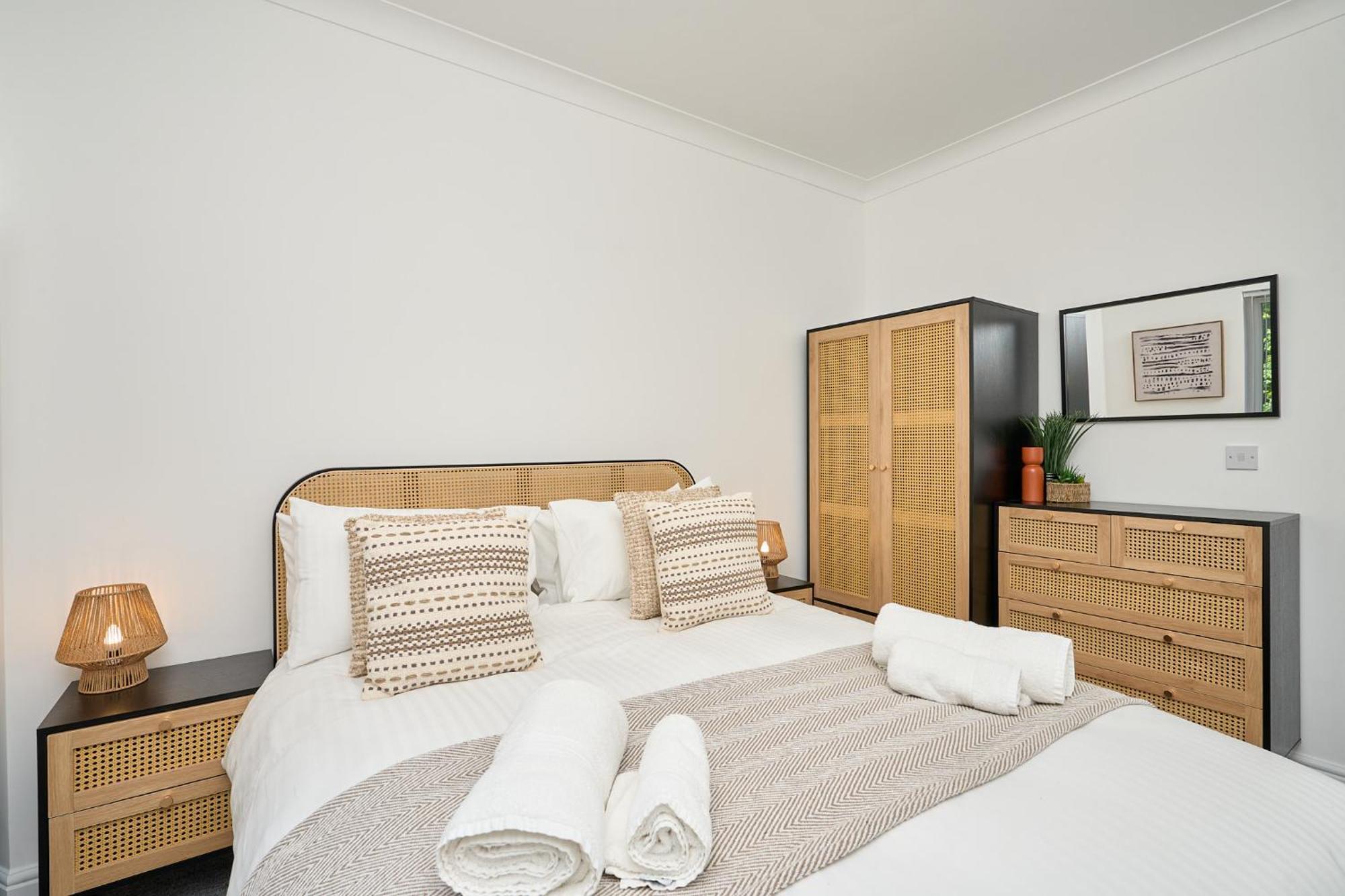 Spacious 1 Bed Apt - Stunning Views & Private Parking - 5 Mins To Beach - Dog Friendly - Close To Ventnor, Shanklin & Sandown - Ideal For Friends, Families & Business Travellers - Sleeps Up To 4 Guests - Managed By "Greenstay Serviced Accommodation" Bonchurch Zewnętrze zdjęcie