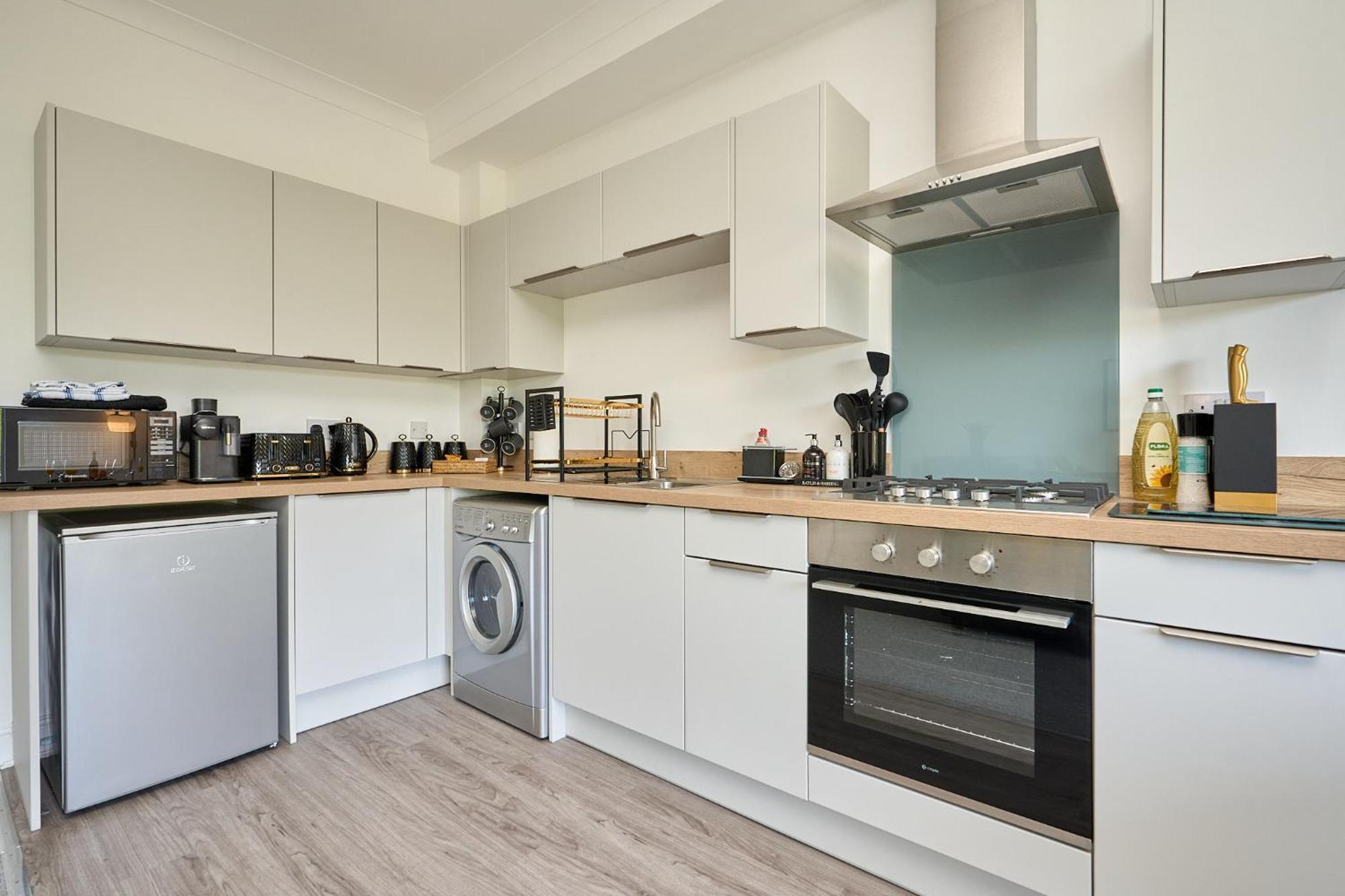Spacious 1 Bed Apt - Stunning Views & Private Parking - 5 Mins To Beach - Dog Friendly - Close To Ventnor, Shanklin & Sandown - Ideal For Friends, Families & Business Travellers - Sleeps Up To 4 Guests - Managed By "Greenstay Serviced Accommodation" Bonchurch Zewnętrze zdjęcie
