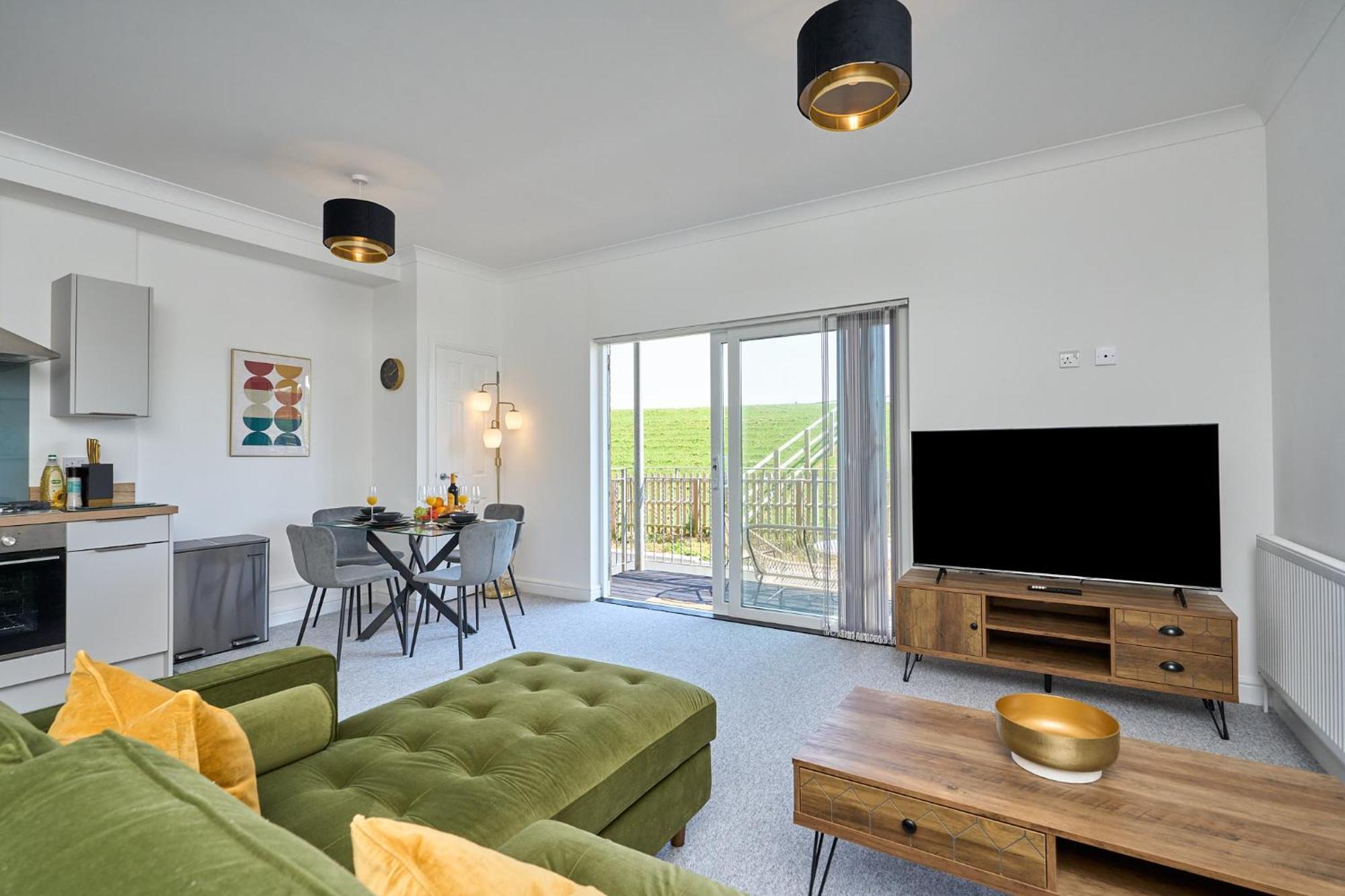 Spacious 1 Bed Apt - Stunning Views & Private Parking - 5 Mins To Beach - Dog Friendly - Close To Ventnor, Shanklin & Sandown - Ideal For Friends, Families & Business Travellers - Sleeps Up To 4 Guests - Managed By "Greenstay Serviced Accommodation" Bonchurch Zewnętrze zdjęcie